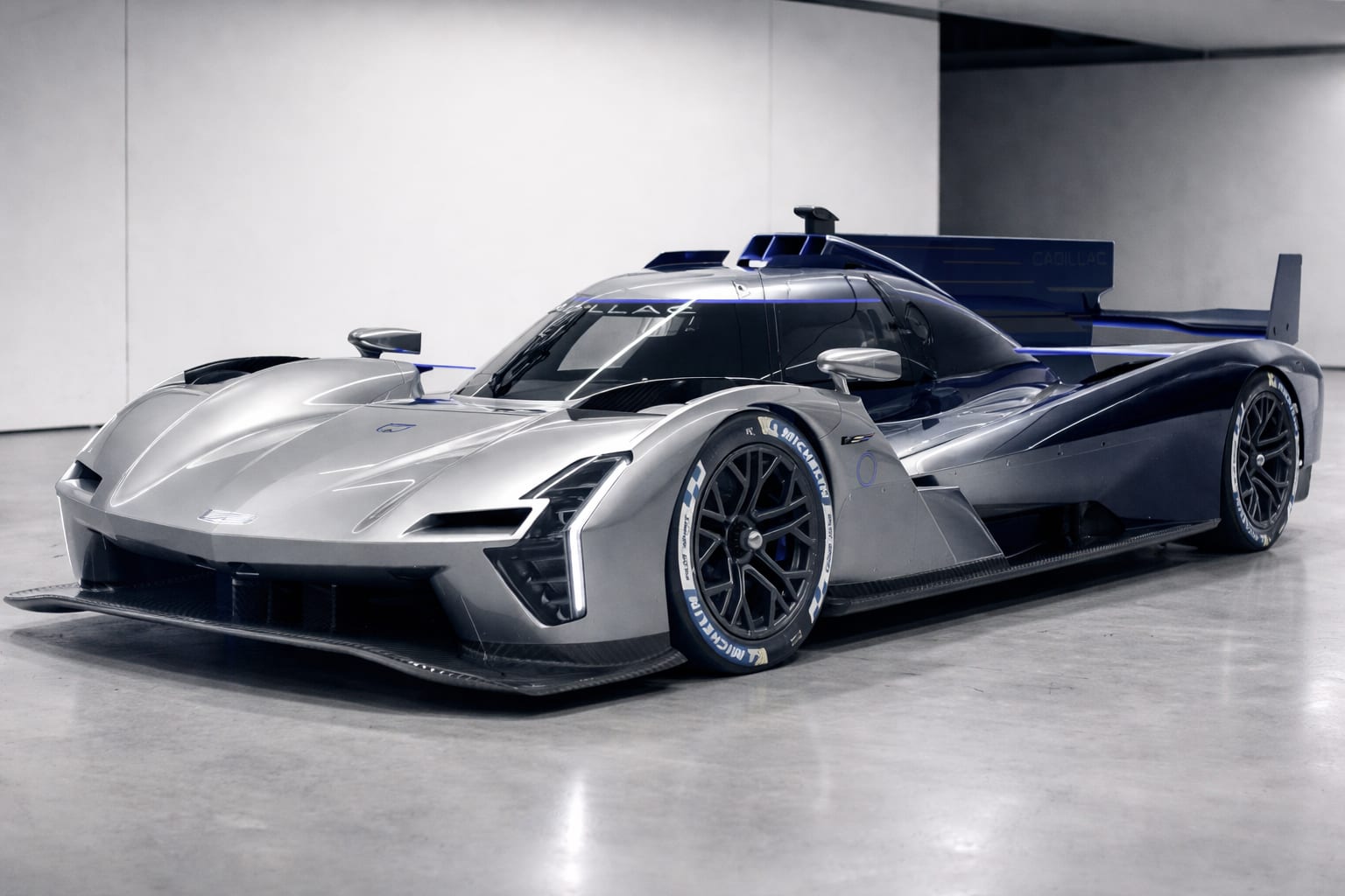 Cadillac a prezentat conceptul V-One un hypercar hibrid cu 830 de cai putere
