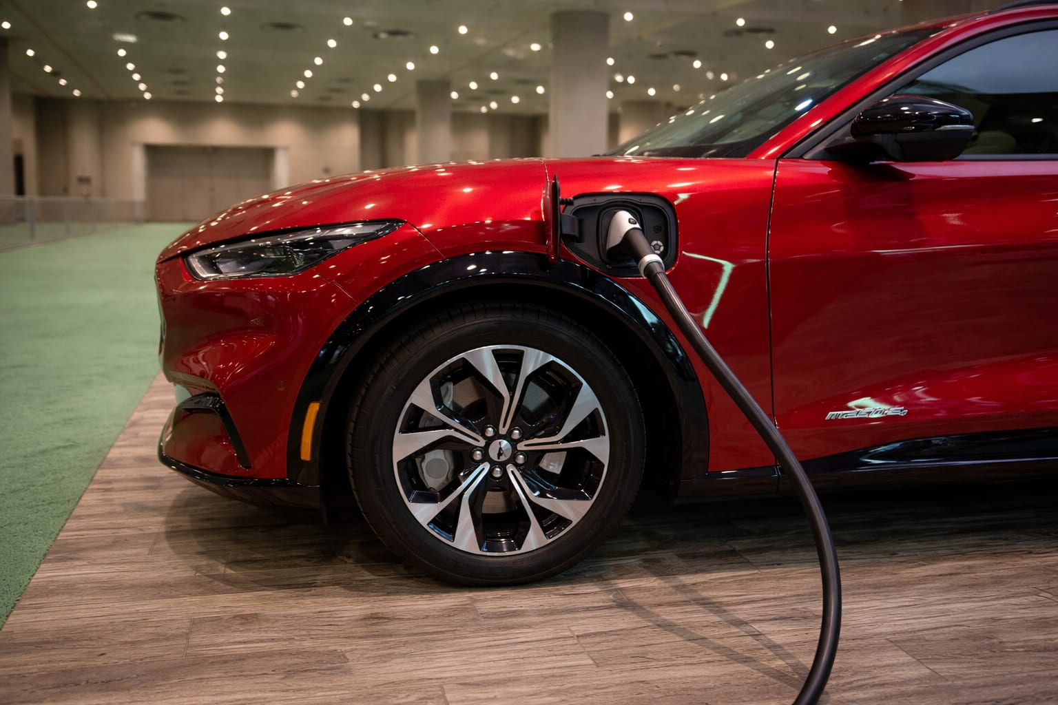 GM și Ford moderează discursul despre mașinile electrice în fața investitorilor