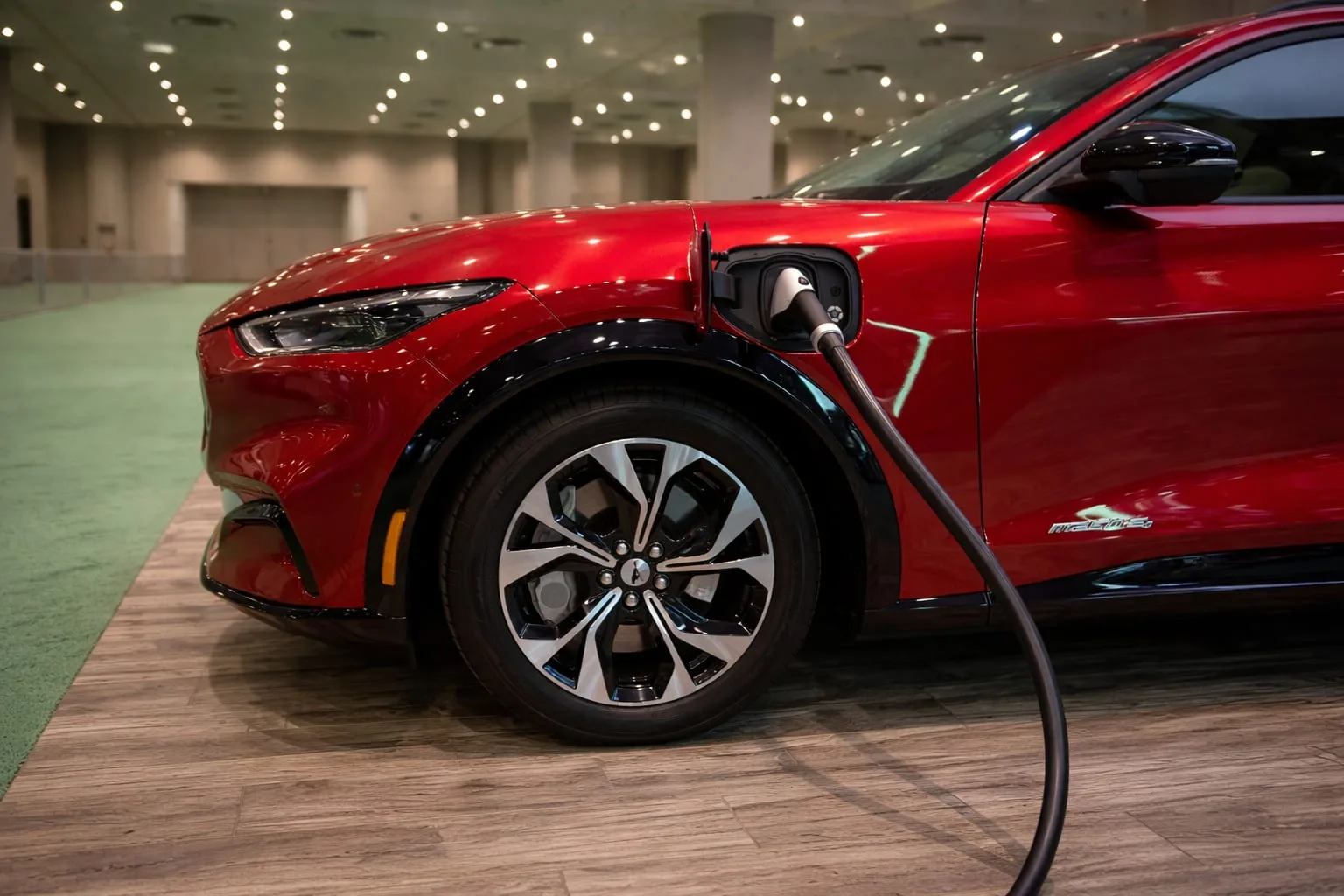 GM și Ford moderează discursul despre mașinile electrice în fața investitorilor