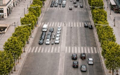Legea te obligă să ai în mașină trusă, stingător și două triunghiuri reflectorizante