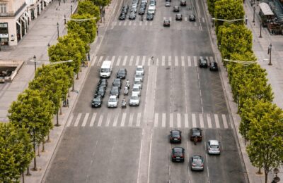 Legea te obligă să ai în mașină trusă, stingător și două triunghiuri reflectorizante