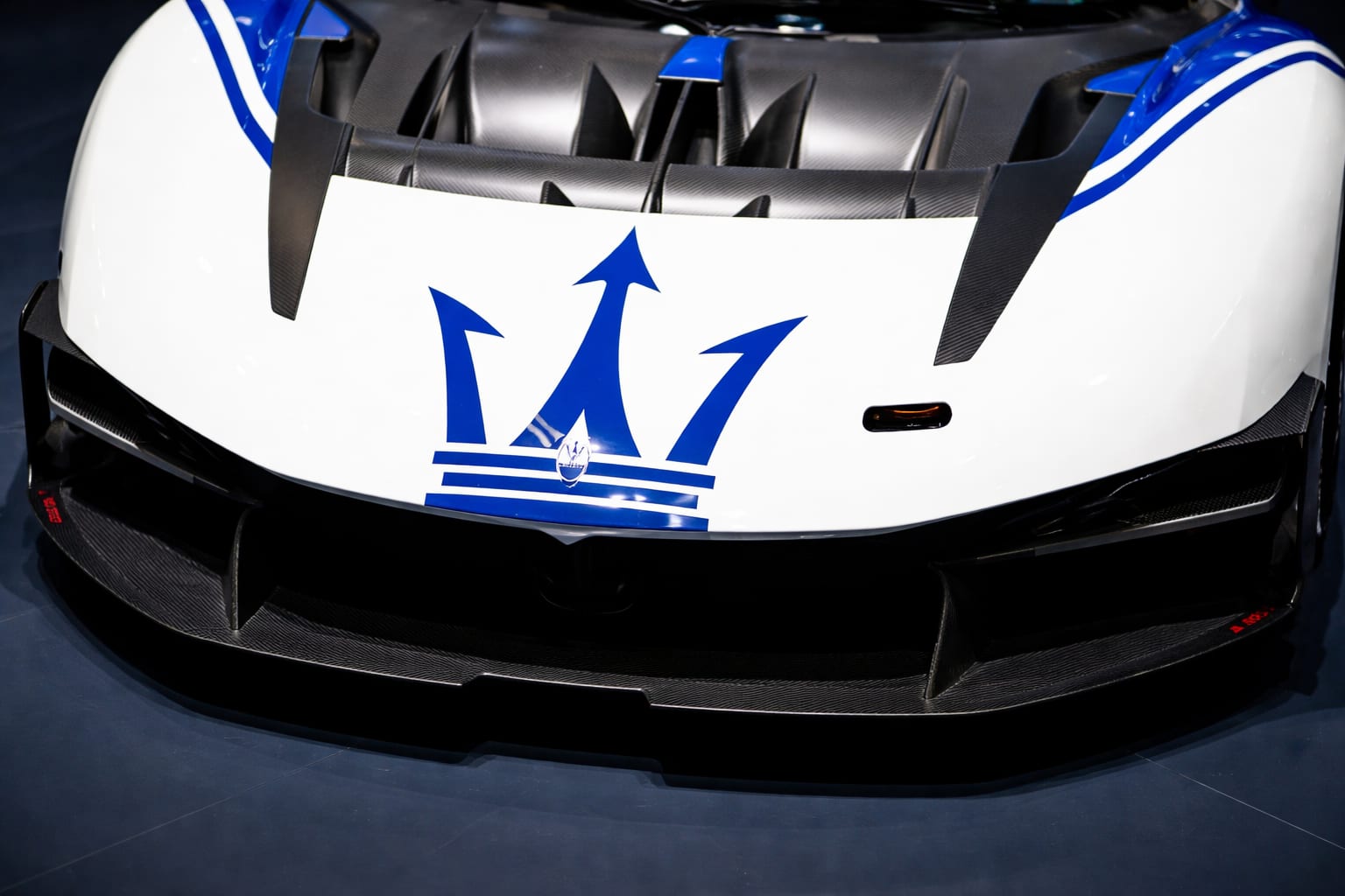 Maserati renunță la versiunea electrică a supercarului MC20 din cauza estimărilor de vânzări slabe