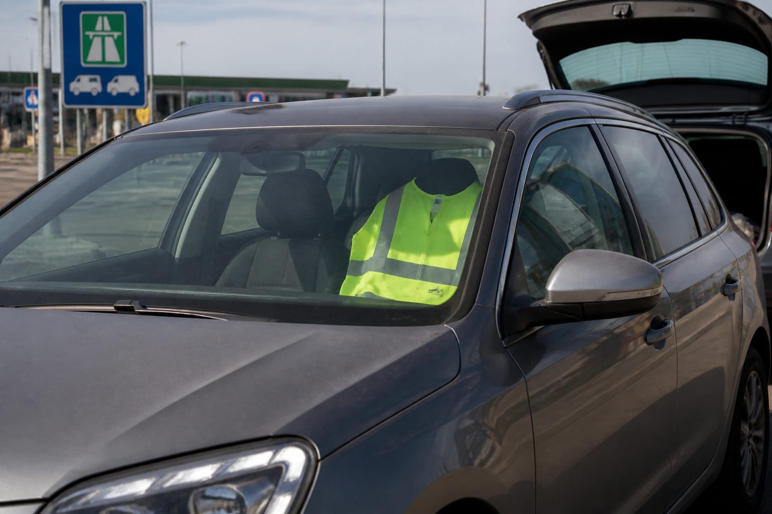 O cameră de bord interzisă în Austria te poate costa 25.000 de euro. Ce trebuie să știi despre regulile rutiere din Europa în 2026