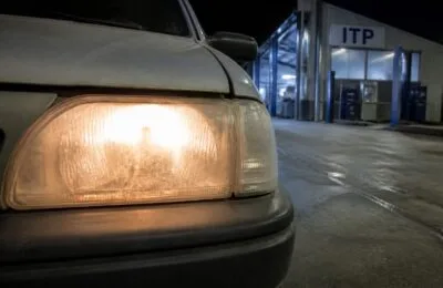 Recondiționarea farurilor: de ce un polish simplu nu este suficient și cât durează fiecare soluție de protecție