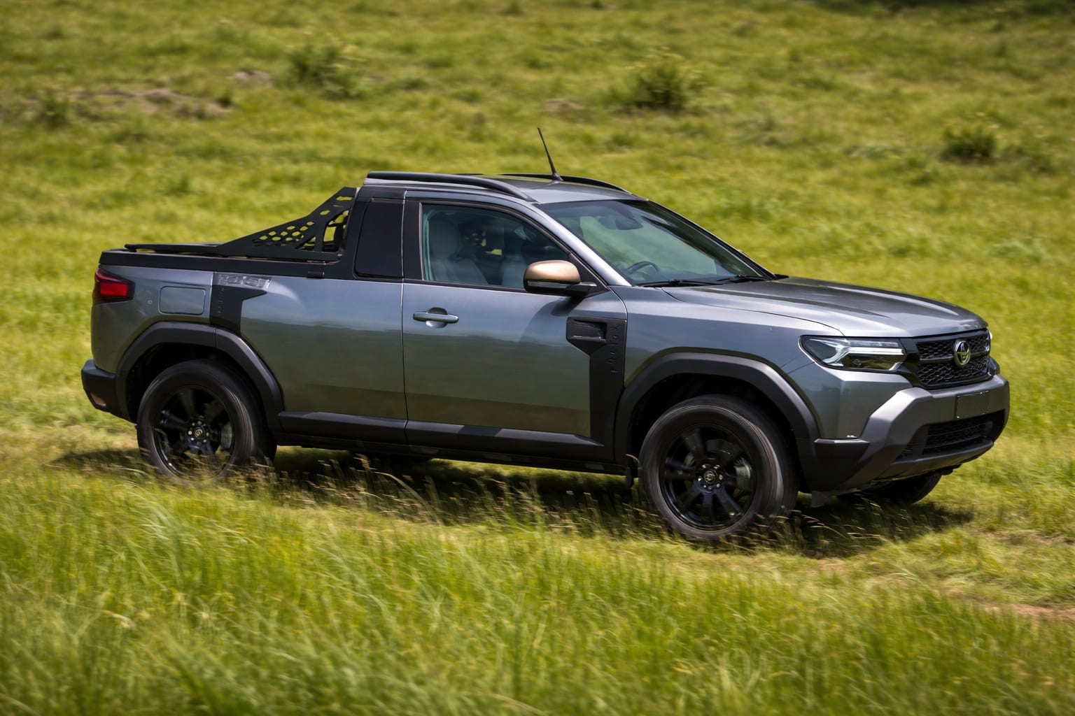Romturingia a lansat noul Dacia Duster Pick-up în două variante de caroserie
