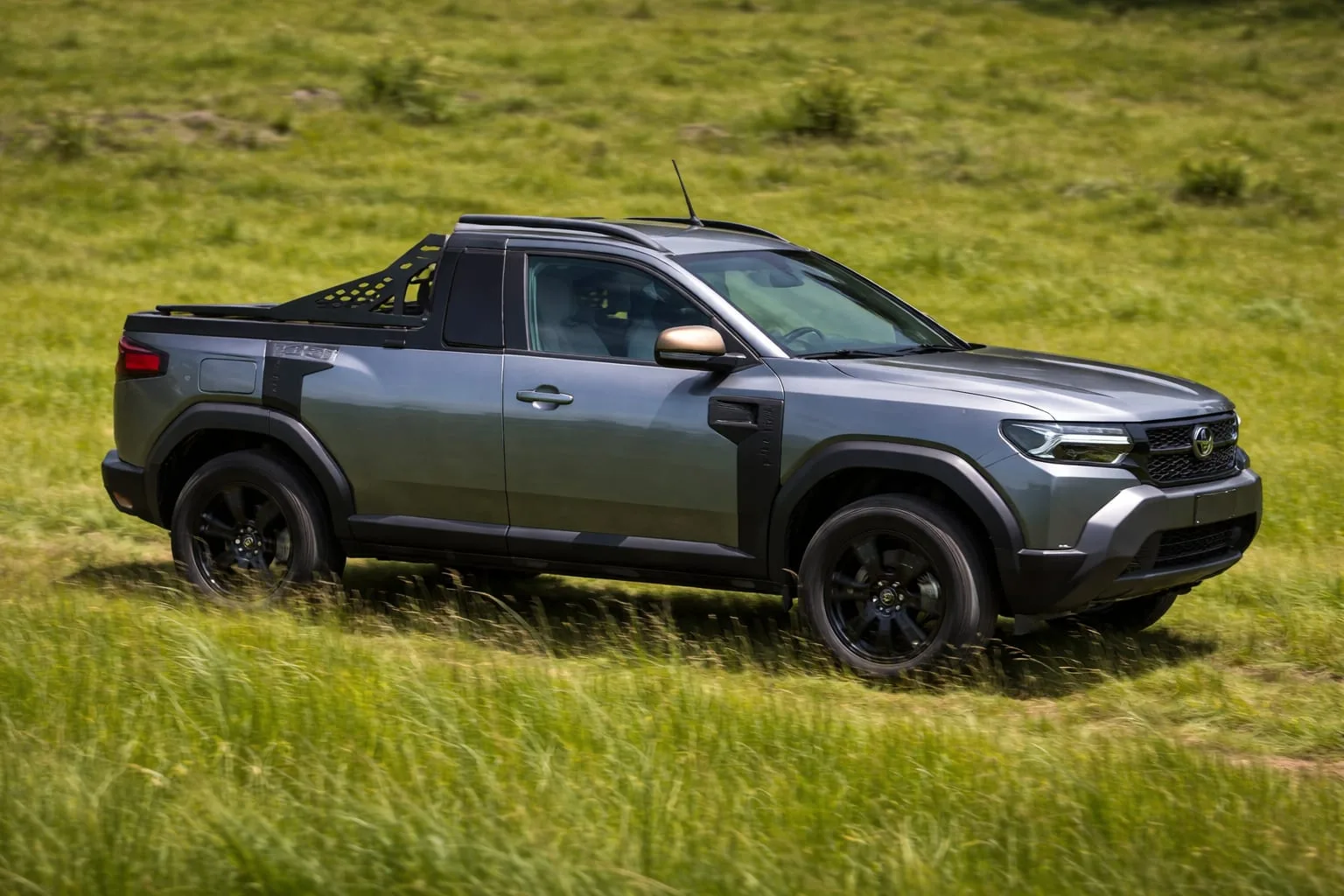 Romturingia a lansat noul Dacia Duster Pick-up în două variante de caroserie