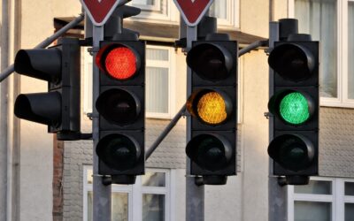 Șoferii români din Italia riscă amenzi de 665 de euro pentru trecerea pe galben