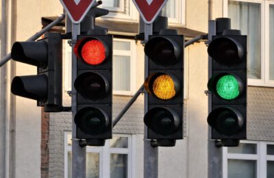 Șoferii români din Italia riscă amenzi de 665 de euro pentru trecerea pe galben