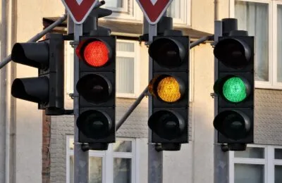 Șoferii români din Italia riscă amenzi de 665 de euro pentru trecerea pe galben