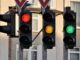 Șoferii români din Italia riscă amenzi de 665 de euro pentru trecerea pe galben