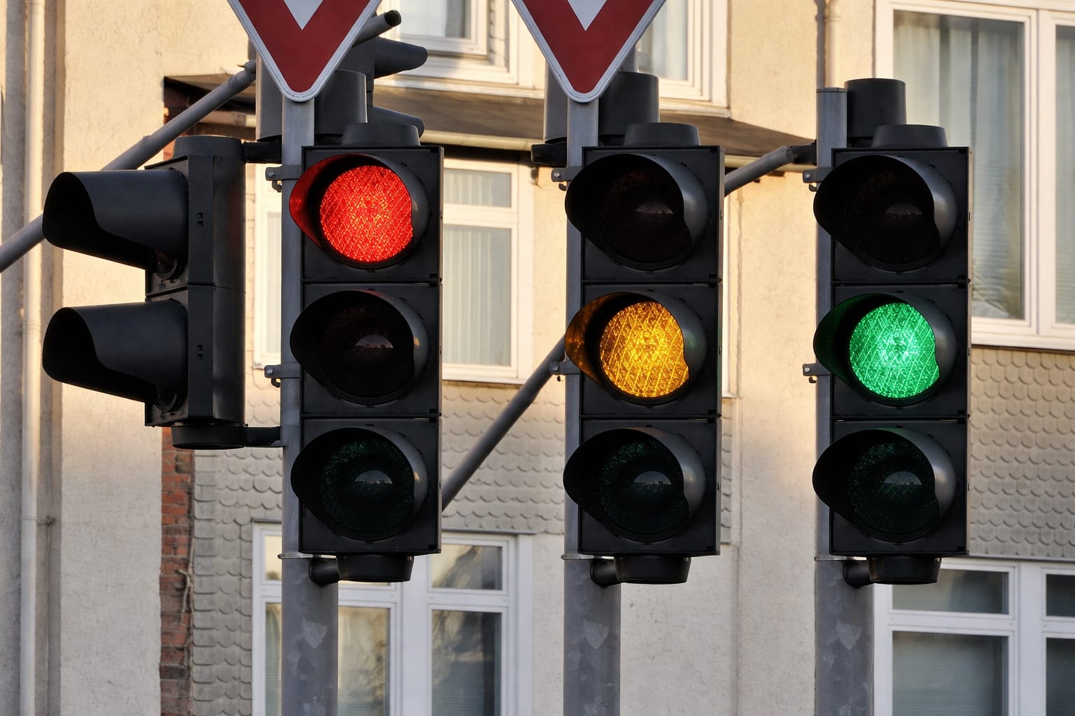 Șoferii români din Italia riscă amenzi de 665 de euro pentru trecerea pe galben