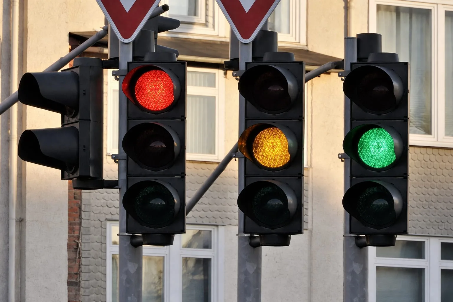 Șoferii români din Italia riscă amenzi de 665 de euro pentru trecerea pe galben
