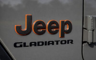Un Jeep Gladiator a luat foc în parcare. Producătorul este dat în judecată pentru un posibil defect la servodirecție