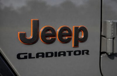 Un Jeep Gladiator a luat foc în parcare. Producătorul este dat în judecată pentru un posibil defect la servodirecție