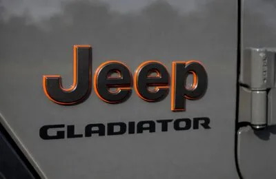 Un Jeep Gladiator a luat foc în parcare. Producătorul este dat în judecată pentru un posibil defect la servodirecție