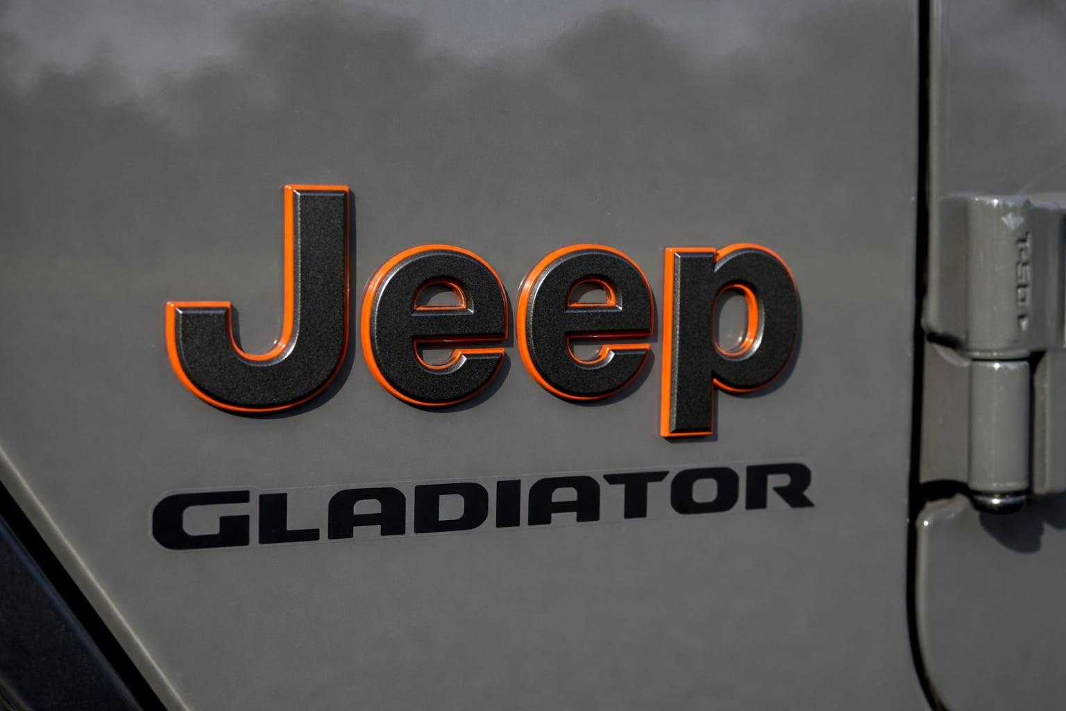 Un Jeep Gladiator a luat foc în parcare. Producătorul este dat în judecată pentru un posibil defect la servodirecție