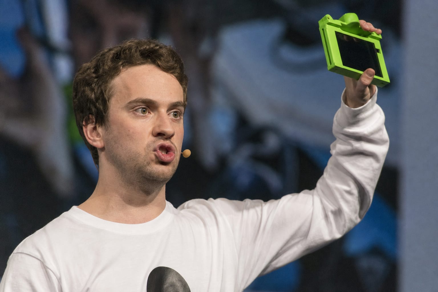 George Hotz prezentând un dispozitiv Comma