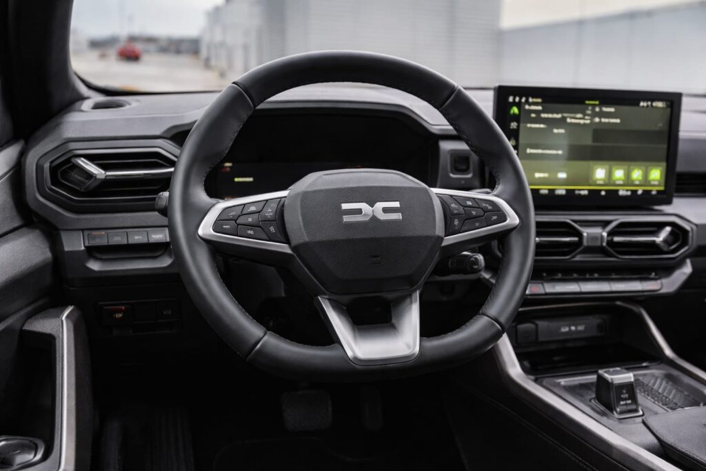 Dacia introduce motorizarea tribridă de 150 CP cu tracțiune 4×4 și autonomie de 1.500 km