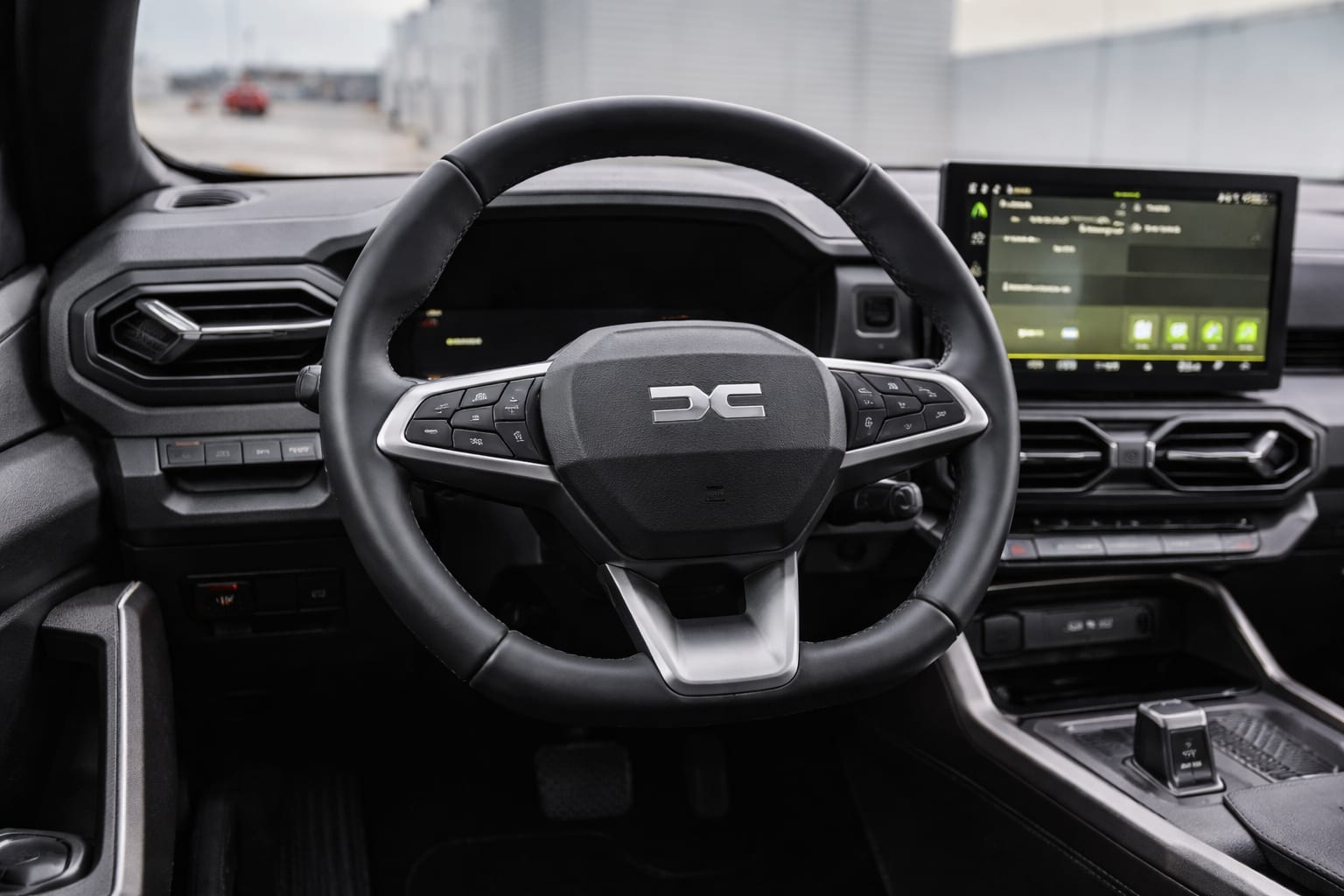 Dacia introduce motorizarea tribridă de 150 CP cu tracțiune 4×4 și autonomie de 1.500 km