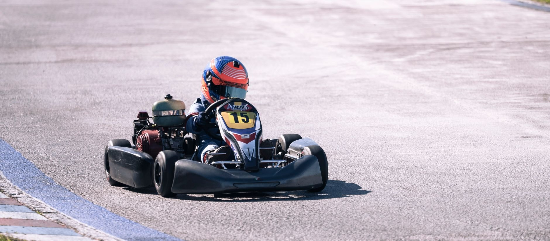 Pilot de karting pe pistă