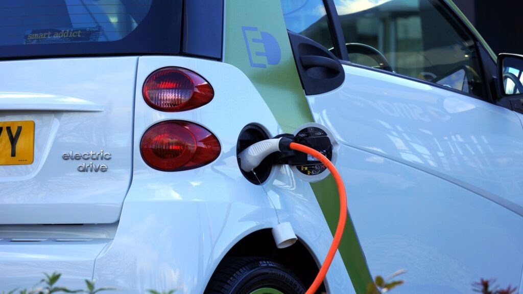 Benzina s-a scumpit cu 17%, iar electricele au devenit mai rentabile în România