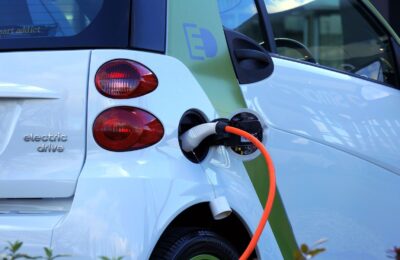 Benzina s-a scumpit cu 17%, iar electricele au devenit mai rentabile în România