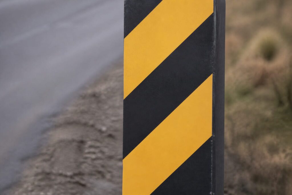 Dungile galben-negre de pe indicatoare arată pe unde trebuie ocolit un obstacol
