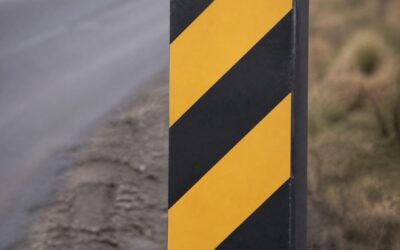 Dungile galben-negre de pe indicatoare arată pe unde trebuie ocolit un obstacol