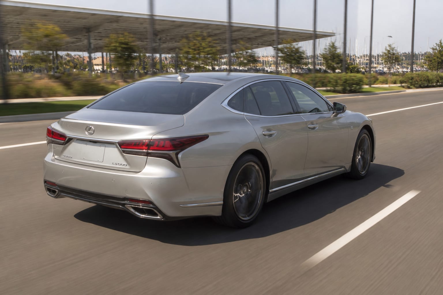 Lexus LS 500 argintiu din spate, pe drum