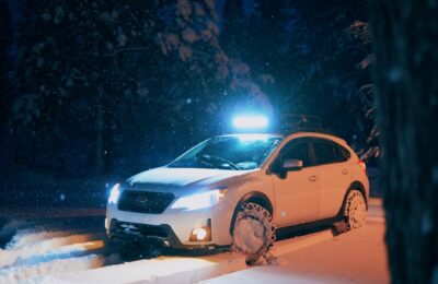 Anvelopele all-weather scapă șoferii de schimburile sezoniere. Ce compromisuri apar la frânare, cost și uzură