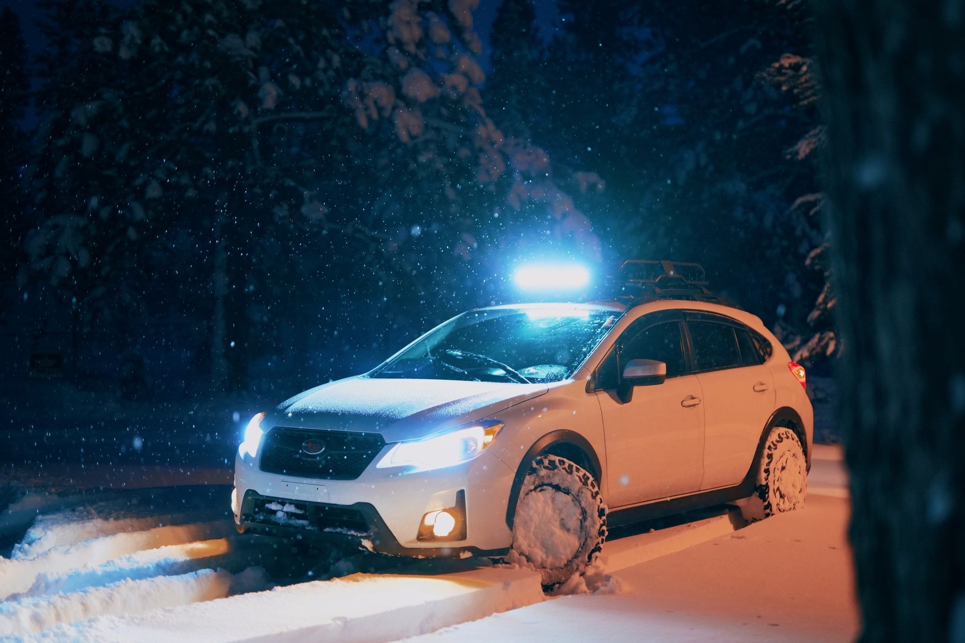 Autoturism cu anvelope all-weather în zăpadă
