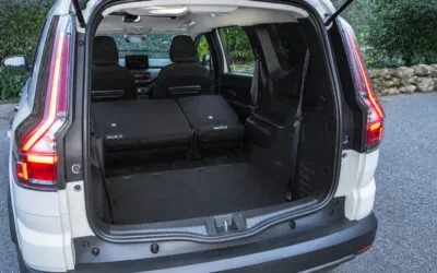 Cum se fixează bagajele într-o Dacia Jogger cu cinci sau șapte locuri pentru a nu lovi pasagerii la frânare