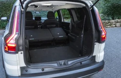 Cum se fixează bagajele într-o Dacia Jogger cu cinci sau șapte locuri pentru a nu lovi pasagerii la frânare
