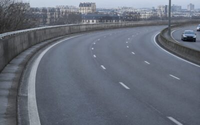 Paris aplică amenzi de 135 de euro pentru folosirea benzii rezervate fără pasageri, în orele de restricție