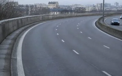 Paris aplică amenzi de 135 de euro pentru folosirea benzii rezervate fără pasageri, în orele de restricție