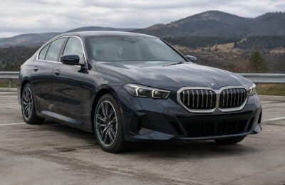 BMW 540i xDrive din 2024 la cumpărare. Ce consum și dotări oferă sedanul cu preț de bază de 65.895 de dolari
