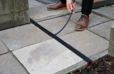 Britanicii pot instala fără autorizație de urbanism canale prin trotuar pentru încărcarea mașinilor electrice