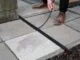 Britanicii pot instala fără autorizație de urbanism canale prin trotuar pentru încărcarea mașinilor electrice