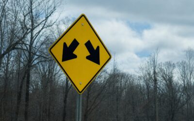 Indicatorul cu două săgeți oblice în jos permite ocolirea obstacolului pe ambele părți