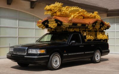 Un Lincoln Town Car transformat în dric Miyagata cu dragon auriu va fi scos la licitație