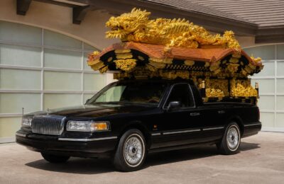 Un Lincoln Town Car transformat în dric Miyagata cu dragon auriu va fi scos la licitație